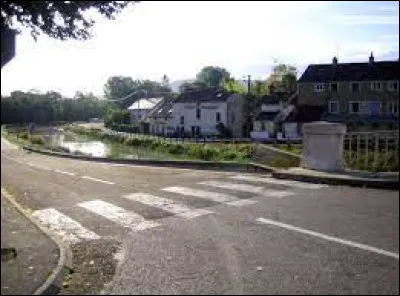 Commune de l'arrondissement de Dijon, traversée par le canal de Bourgogne et l'Ouche, Fleurey-sur-Ouche se situe dans le département ...