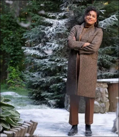 Dans quel film sorti sur Netflix voit-on cette scène ? Cette jeune femme entreprend un voyage avec un auteur à succès afin de découvrir des secrets de son passé.