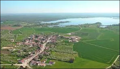 Je vous emmène en Lorraine, sur les abords du lac de Madine, à Heudicourt-sous-les-Côtes. Village de l'arrondissement de Commercy, il se situe dans le département ...