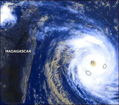 En quelle année, le cyclone Dina a-t-il frappé La Réunion ?