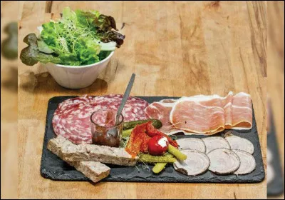 Poucette aimerait mieux une sympathique assiette de charcuterie fine :