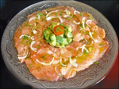 Encore une qui a un faible pour le saumon ! Que sert-on à Mia ?