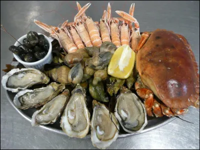 Lizéa et Titi ont décidé de partager ce sympathique plateau de fruits de mer !