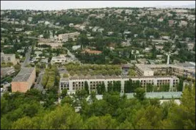 Combien y-avait-il d'habitants à Carnoux-en-Provence en 2015 ?