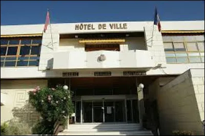 Quel est le nom du ou de la maire de Carnoux-en-Provence ?