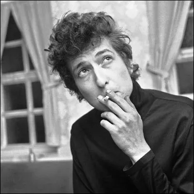 Quel chanteur a adapté en français plusieurs chansons de Bob Dylan, dont "Mr. Tambourine Man" devenue "LHomme-orchestre" ?