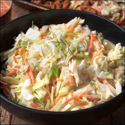 Quelle salade populaire dAmérique du Nord comprend du chou, de la carotte et des oignons ?