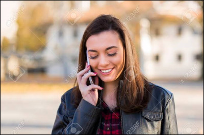 Dring ! Dring ! Ton téléphone sonne, c'est ta copine qui t'appelle pour te dire qu'elle est devant la porte d'entrée. Que fais-tu ?