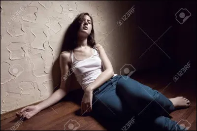 Les cours sont terminés. En rentrant chez toi, tu vois la porte de ton appartement ouverte et tu vois ta copine inconsciente. Que fais-tu ?