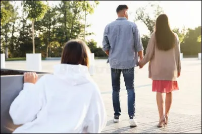 Ta copine vient de sortir de l'hôpital. En marchant tu vois ta copine et ton mec ensemble, que fais-tu ?