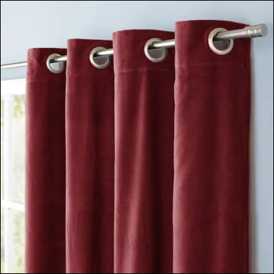 Tu fuis, l'énorme chien toujours derrière toi. Tu vois une étagère, un lit, et des rideaux. Que fais-tu ?