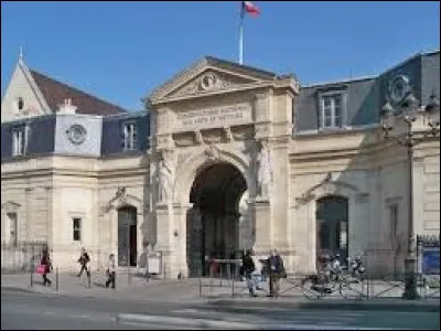 Après sa mention très bien au bac, il va dans une grande école durant 6 mois. Laquelle est-ce ?