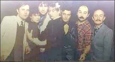 Quelle troupe de comédiens comiques rejoint-il ?