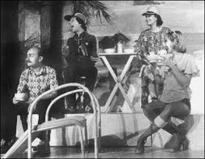 Comment s'intitule la pièce à succès qui deviendra ensuite le film "Les Bronzés" ?