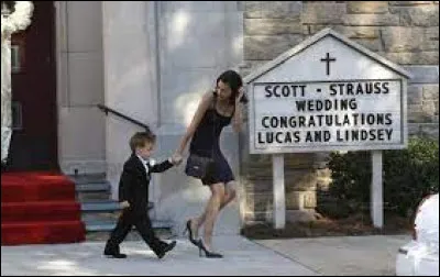 Dans quelle série Carrie (Torrey DeVitto) est-elle la nounou du petit Jamie ?