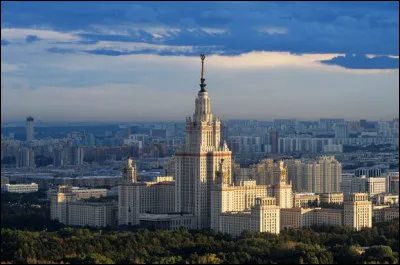 Ville : quel nom porte ces gratte-ciels emblématiques de Moscou ?