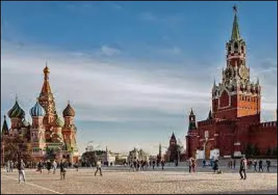 Ville : quel nom de couleur porte cette célèbre place moscovite ?