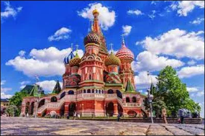 Lieu d'exception : durant quel siècle la cathédrale Saint-Basile-le-Bienheureux de Moscou a-t-elle été construite ?
