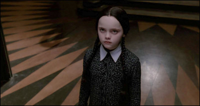 Comment s'appelle l'actrice jouant l'héroïne de "La Famille Addams" (1991) ?
