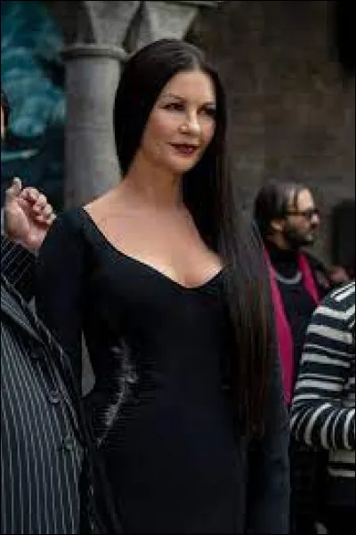 Qui interprète le rôle de Morticia Addams ?