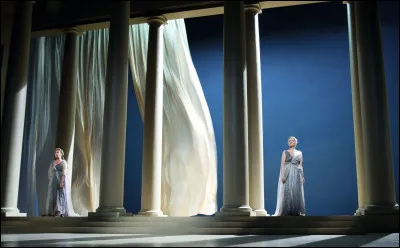 À quel dramaturge doit-on l'allitération "Pour qui sont ces serpents qui sifflent sur vos têtes" ?