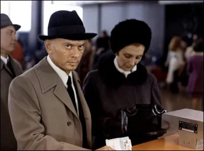 Qui voit-on aux côtés de Yul Brynner dans le film d'Henri Verneuil "Le Serpent" ?