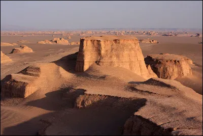 Que signifie le nom Dacht-e Lout, l'un des deux principaux déserts d'Iran ?