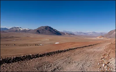 Quelles nombreuses infrastructures le désert d'Atacama, au Chili, accueille-t-il ?