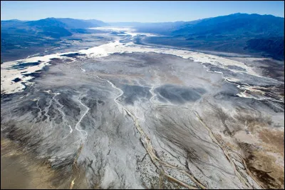 Dans quel désert des Etats-Unis se situe la Vallée de la Mort, célèbre pour son climat extrême ?