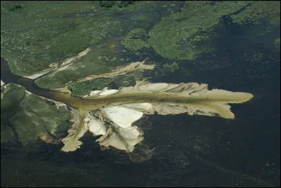Quel fleuve d'Afrique australe se déverse en un delta dans le désert du Kalahari ?