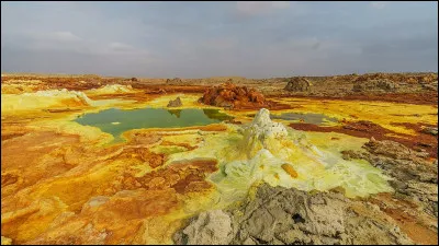 Dans quel pays se trouve le désert du Danakil, lequel abrite le champ géothermique du volcan Dallol ?