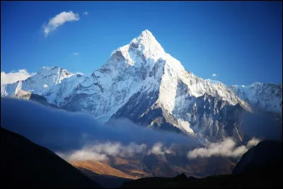 Sur quelle frontière se trouve le mont Everest ?