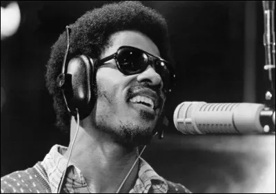 A quelle grande personnalité américaine Stevie Wonder rend-il hommage dans la chanson "Happy Birthday"  ?