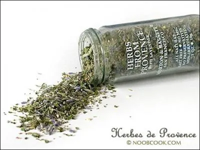 Le romarin, la sariette, la marjolaine et le thym sont les ingrdients de base que l'on trouve traditionnellement dans la composition des ' herbes de provences '