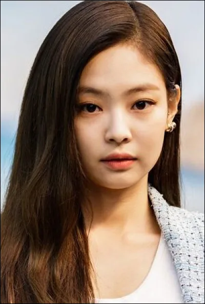 À quel âge a-t-elle rejoint YG Entertainment ?