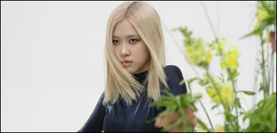 De quel instrument sait-elle jouer ?