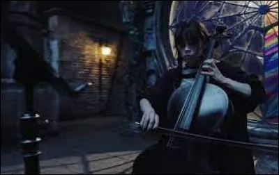 Quelle chanson interprète Mercredi Addams au violoncelle dans la série Netflix ?