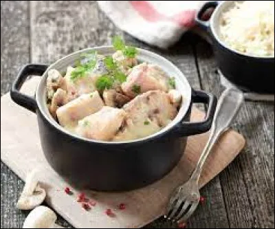 Quel nom donne-t-on à un plat de poisson coupé en morceaux et cuisiné au vin blanc ou rouge ?