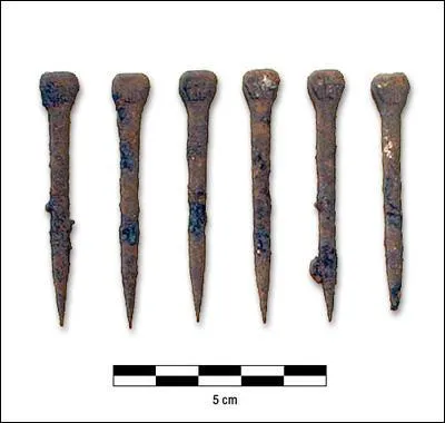De haut en bas, quel est l'ordre des parties du clou pour le fer ?