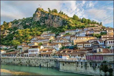 Quel pays d'Europe a une frontière commune avec la Grèce et le Kosovo ?