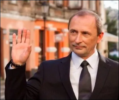 Maintenant, c'est le sosie d'un homme politique. C'est le sosie de _.