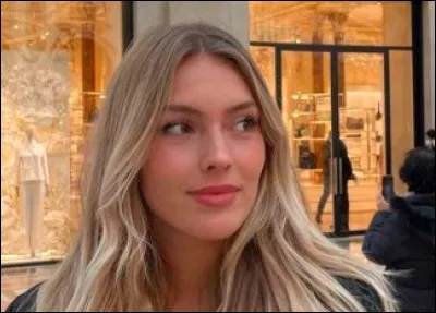 Dis donc ! On dirait bien un mannequin. C'est le sosie de _.