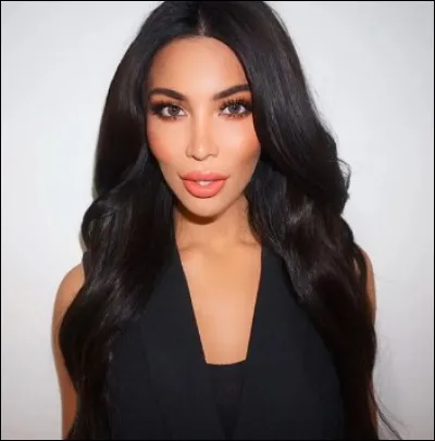 Cette femme est le sosie d'une célébrité des médias. C'est le sosie de _.