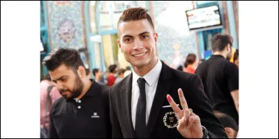 On pourrait penser que c'est un célèbre footballeur alors que ce n'est pas lui. C'est le sosie de _.