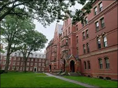 Lieu d'exception : En quelle année a été fondée l'université d'Harvard qui se trouve en agglomération de Boston ?