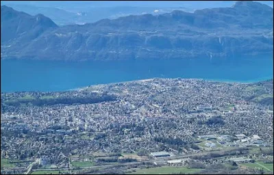 Quelle est cette ville bordée par le plus grand lac d'origine glacière de France ?