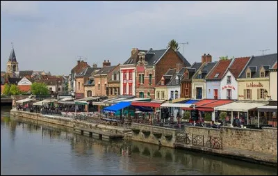 Surnommée la « petite Venise du Nord » en raison des nombreux canaux, quelle est cette ville de Picardie ?