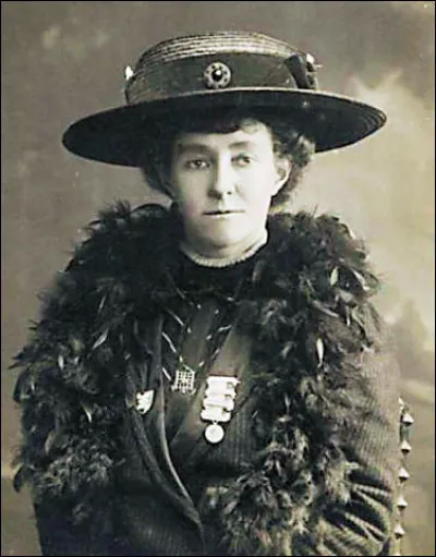 Quelques décennies plus tard, vient l'histoire d'Emily Davison. Saurez-vous me dire comment est morte cette suffragette ?