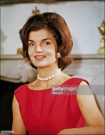 Passons au XXe siècle. Combien de temps après son mari la première dame, Jackie Kennedy, meurt-elle ?
