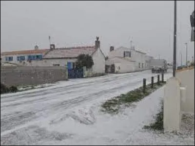 Nous partons dans les Pays-de-la-Loire, à Noirmoutier-en-l'Île. Ville sur l'île du même nom, elle se situe dans le département ...